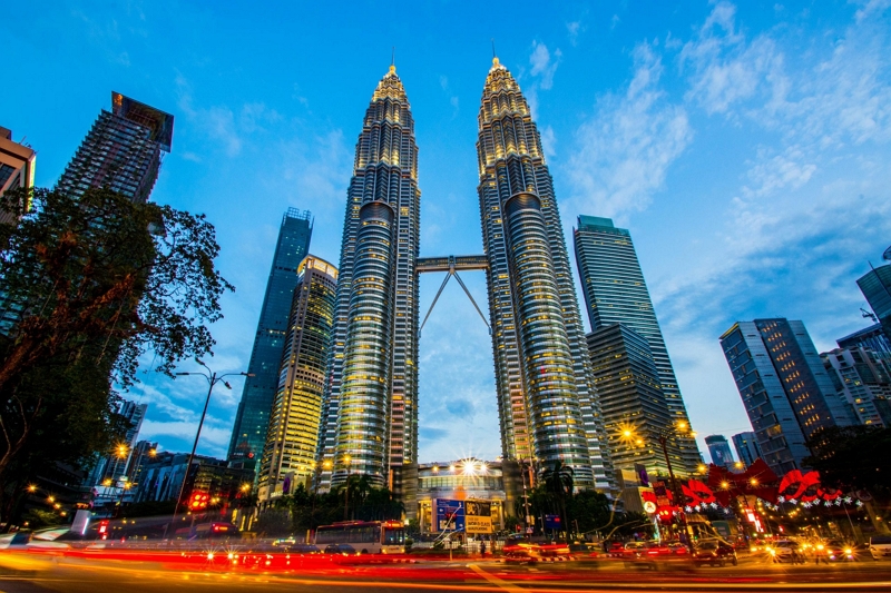 ตึกแฝดเปโตรนาส (Petronas Twin Towers) สัญลักษณ์ของกรุงกัวลาลัมเปอร์ มาเลเซีย